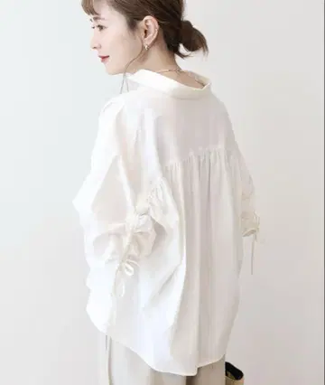 화이트 백 개더 5부 소매 셔츠 접촉 냉감
