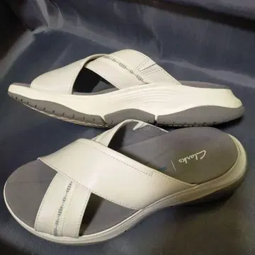 Clarks 화이트 컴포트 샌들