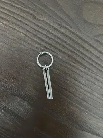 심플한 금속제 한쪽 귀걸이
