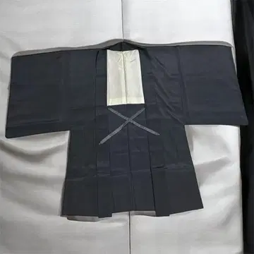 블랙의 심플한 주름 겉옷 끈 포함 칠보 문양 NO.4
