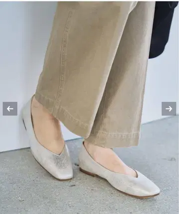 LE TALON 스퀘어 V컷 플랫 펌프스