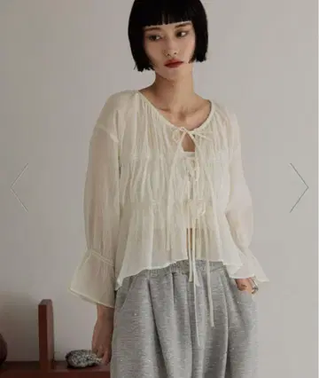 아이보리 프릴 블라우스