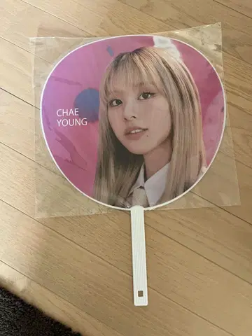 TWICE CHAE YOUNG 부채와 스탠드 피규어 세트