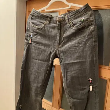 자수 캐릭터가 있는 그레이 데님