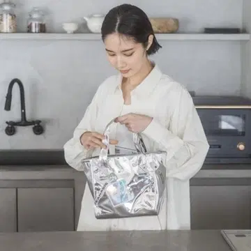 새상품 지나시스 메탈릭 토트백