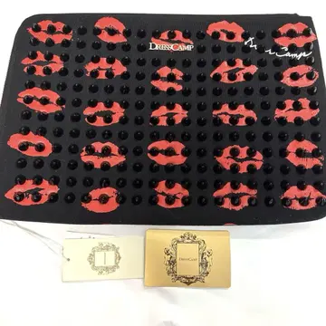 DRESS CAMP 드레스캠프 클러치백 립 패턴 스터드