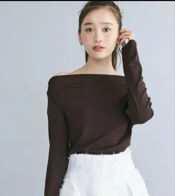 베이스먼트 온라인 원숄더 오프숄 긴팔 티셔츠 브라운