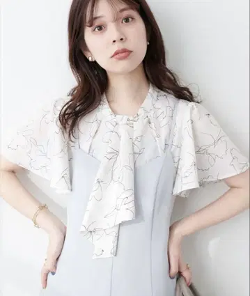 골드 바 장식 보우타이 블라우스