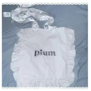 pium 로고 리본 토트백 화이트