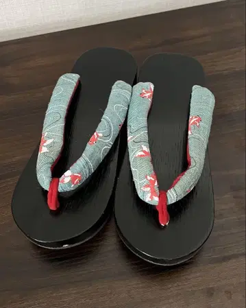 전통적인 조리 파란색과 빨간색 꽃무늬