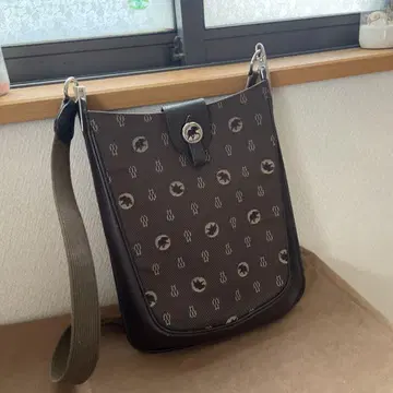 HUNTING WORLD 다크 브라운 숄더백