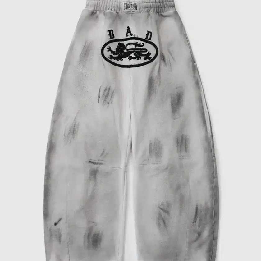 ☆BADBLOOD☆ Lion Patch 2 Way Curved Jogger Washed White BADBLOOD Lion Patch 2 Way Curved Jogger - Washed White on