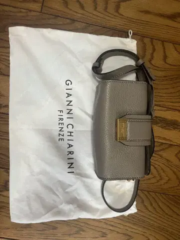 거의 새 상품 정가의 반값 GIANNI CHIARINI 그레이 숄더백