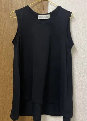 MidiUmi 크루넥 슬리브리스 플레어 탱크탑 블랙