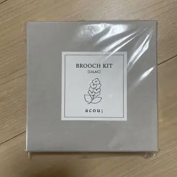 시크한 색의 실과 비즈로 만든 꽃 자수 브로치
