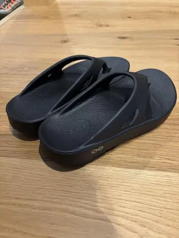 Oofos 블랙 비치 샌들 24cm