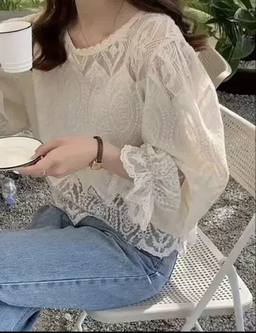 레이스 프릴 소매 상의 크림색