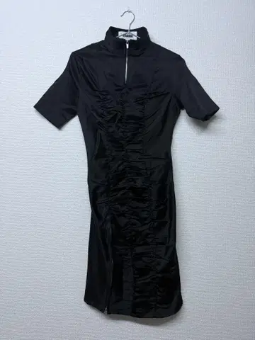VIAVANDA 블랙 미니 원피스 반팔