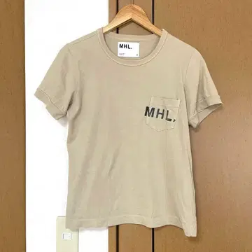 MHL. 마가렛 호웰 로고 포켓 티셔츠 PRINTED COTTON