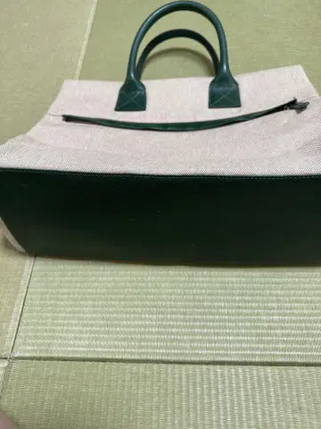 에르노 그린 및 베이지 토트백