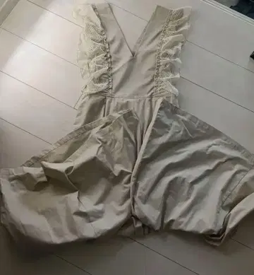 프릴 장식 올인원 베이지