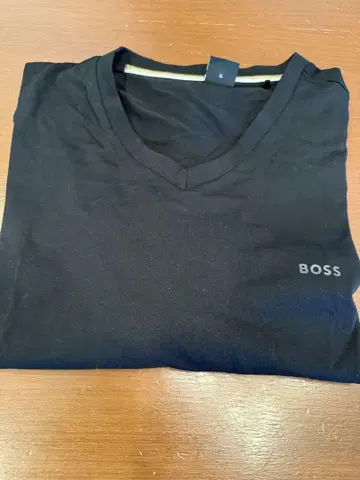 BOSS 블랙 V넥 티셔츠