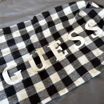 GUESS 체크 무늬 머플러 블랙/화이트