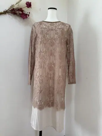 레이스 튜닉 베이지 색상 긴팔 포멀 드레스