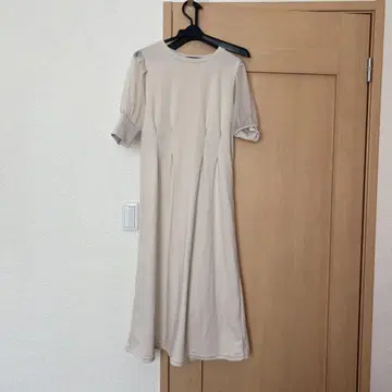 베이지 반팔 플리츠 원피스