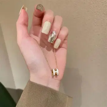 골드 H형 펜던트 목걸이