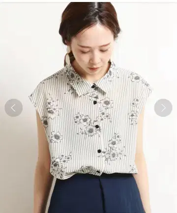 새상품급 이에나 스트라이프 플라워 슬리브리스 셔츠 블라우스 내추럴 36