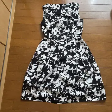 BARNEYS NEW YORK 꽃무늬 슬리브리스 원피스
