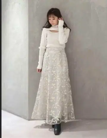 멜론 튤 자수 세미 플레어 스커트