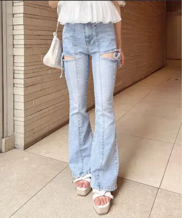 INGNI 사이드 리본 컷 아웃 플레어 데님 팬츠
