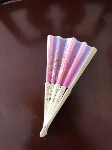 꽃무늬 장식의 핑크 보라색 부채