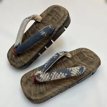 짚으로 만든 전통 일본 나막신