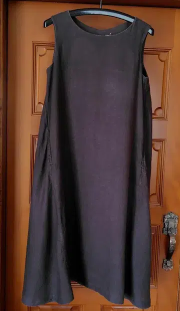무인양품 다크 브라운 민소매 A라인 드레스