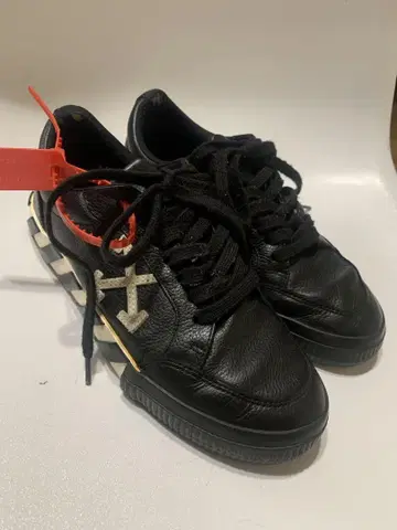 off-white 스니커즈