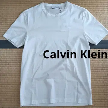 Calvin Klein 화이트 티셔츠 S 사이즈