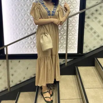 nugu 자수 베이지 V넥 원피스
