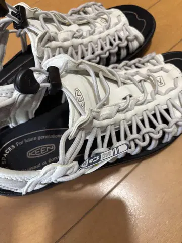 KEEN 화이트 샌들