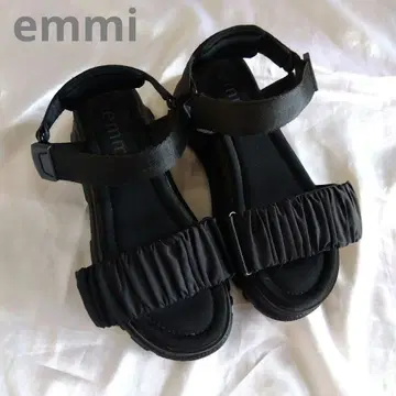 emmi 에미 개더 스트랩 샌들 23.5cm 블랙