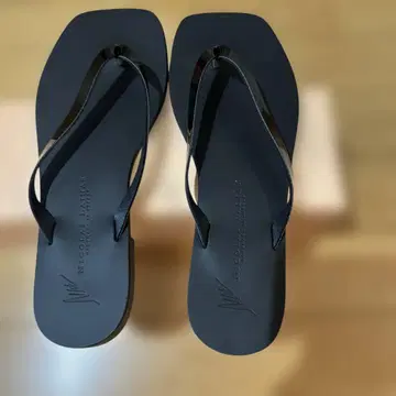 니콜라스 라이나스 샌들