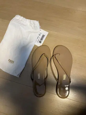 새상품급 레어 에나멜 TKEES 베이지 플랫 샌들