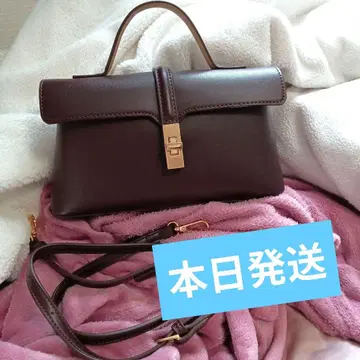 다크 브라운 숄더백 플랩 부착