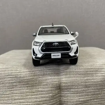 도요타 HILUX 컬러 샘플 화이트