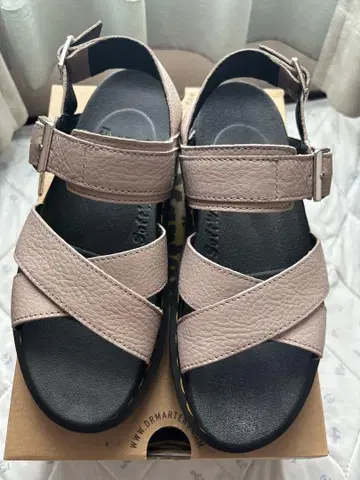 Dr. Martens 핑크 라이트 샌들