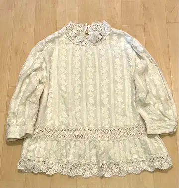 레이스 장식 아이보리 7부 소매 튜닉