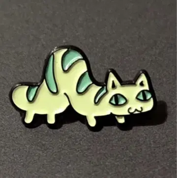 고양이 x 애벌레 핀 배지