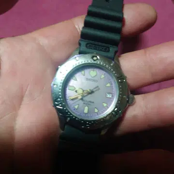 SEIKO 핑크 쉘 다이얼 러버 밴드